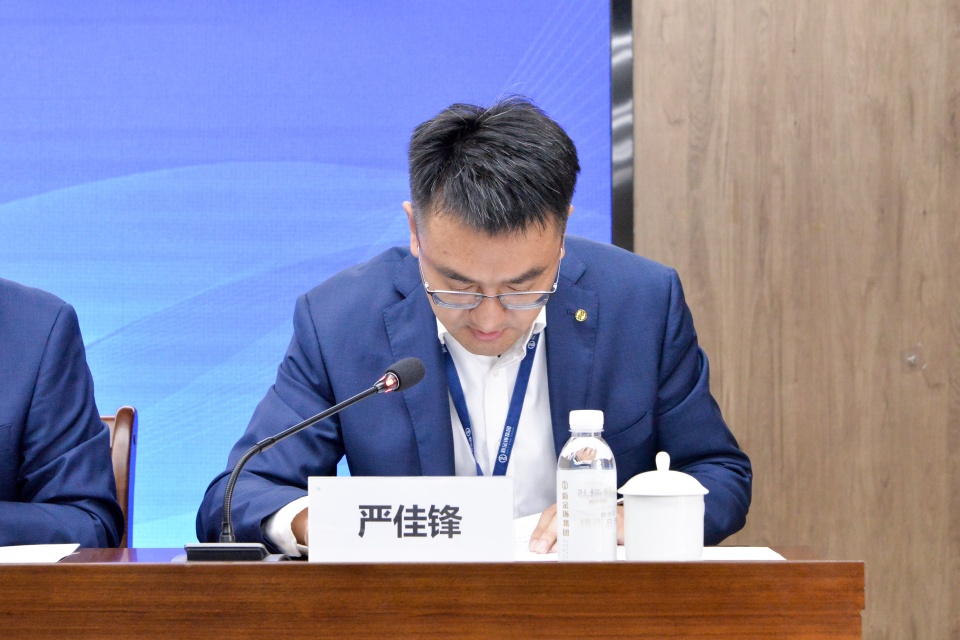 严佳锋.jpg